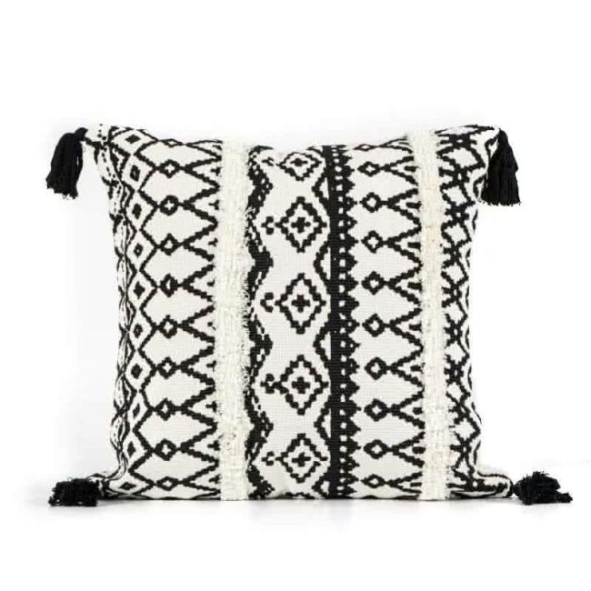 Intertwined Geometric Cushion